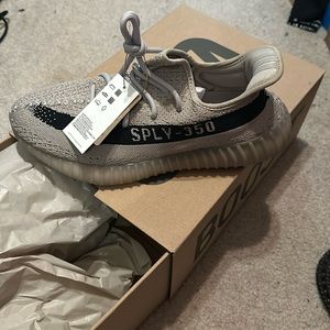 Yeezy 350v2 Slate Men’s sneaker size 10 new with tags